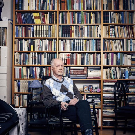 Jukka kirjoittaa joka aamu noin tunnin. – Enimmäkseen ajattelen. Se, mitä paperille tulee, on seurausta ajattelemisesta.