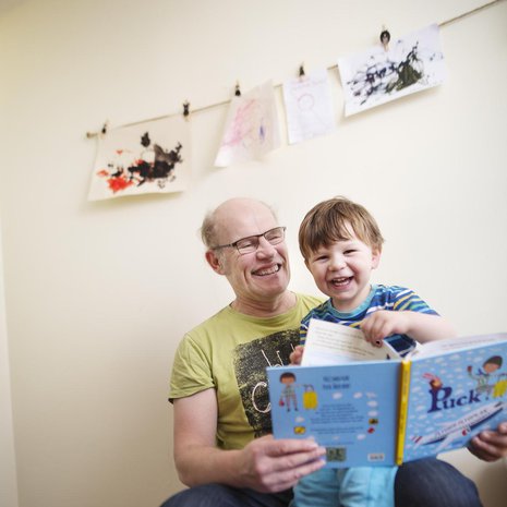 Lukeminen ja musisointi Edvinin kanssa on nykyään Stefan Paavolan ykköshuvi.