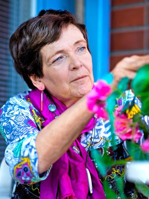 Liisa Erähalmeen motto on: "Elämä ei ole vain juhlaa, vaan myös ruusuilla tanssimista." Liisa on syntynyt Raumalla ja asuu Helsingissä. Hänellä on kaksi aikuista lasta ja yksi lapsenlapsi. 