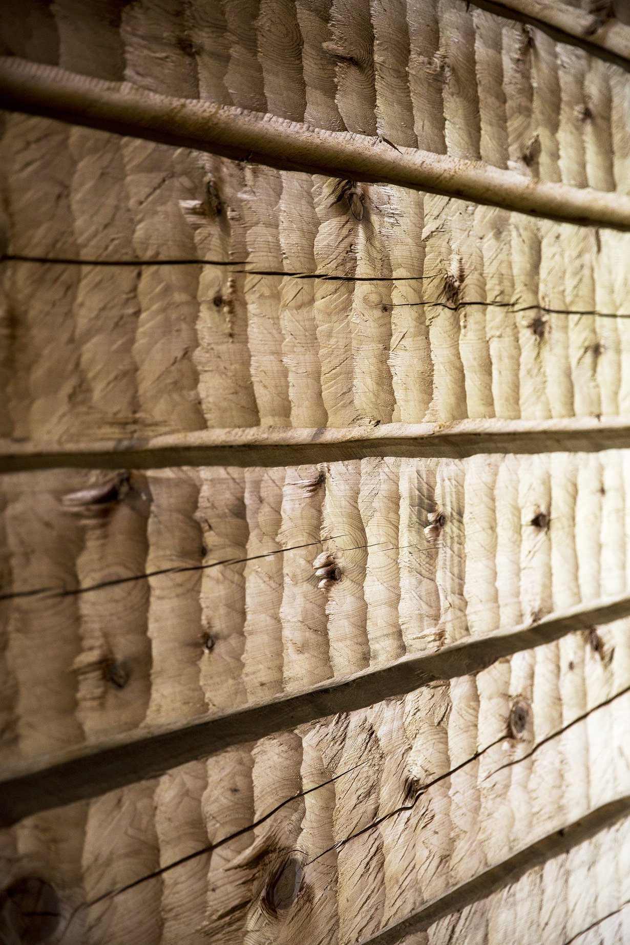 Sauna on rakennettu kuusamolaisista ikihongista.