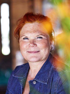 Maija Silvennoiselle arjen luksusta ovat takkatuli, sauna ja ruuanlaitto.