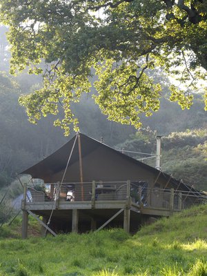 Longlandsissa majoitutaan luksusteltassa.