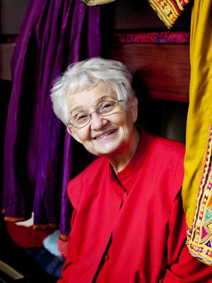 Eija Pulkkinen on ollut harvinaisen itsenäinen ja työteliäs diplomaatin puoliso. Keltainen kangas on pakistanilaisen maalaisnaisen asu.