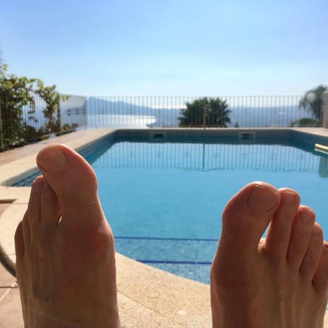 Matkaoppaan toimittaja Ilja Ojala kuvasi varpaansa Espanjan Alteassa.