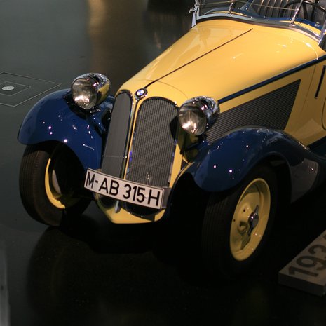 Vanhat kaunottaret ovat hienosti esillä BMW-maailmassa.