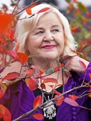 Aulikki Oksanen on syntynyt vuonna 1944 Karvialla. Hän asuu Helsingissä puolisonsa Alpo Halosen kanssa. 