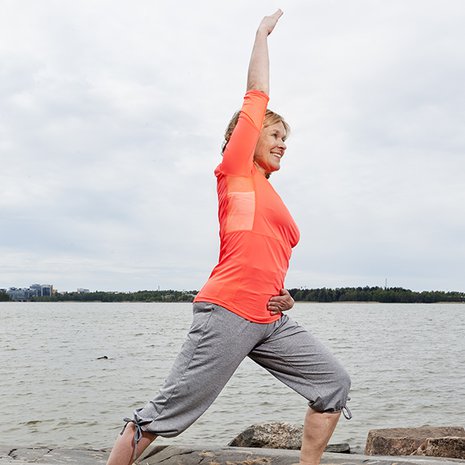 Venyttelyliikkeet voi tehdä missä vain – vaikka mökin rannassa.