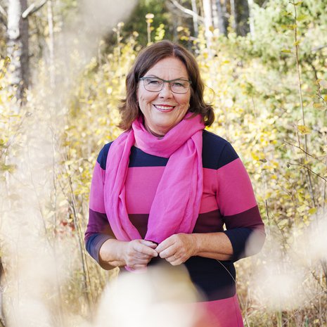 Puutarhassa Tuula Kallioniemi pääsee oikomaan kirjoittamisen jäykistämää kroppaa.