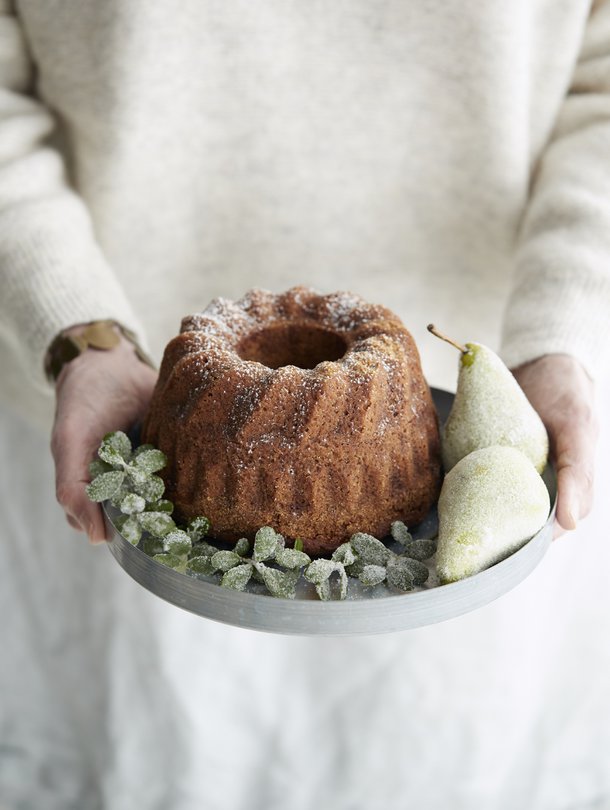 Huurretut päärynät on helppo tehdä. Voitele päärynät munanvalkuaisella, kieritä sokerissa ja anna kuivua yön yli.