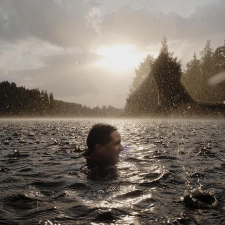 22.6. Keskinenjärvi, Pirkkala Myrskyn jälkeen ”Pikkuserkkuni mökki on lähellä Pirkka lan lentokenttää. Sopiviin aikoihin uidessa järvestä pääsee katselemaan nousevien tai laskevien koneiden vatsapuolta. Tällä kertaa taivas ei täyttynyt suihkukoneesta vaan yllättävästä ukkoskuurosta. Sen väistyttyä uidessani vettä tuli vielä hetken täysillä ja aurinko pilkahteli.”