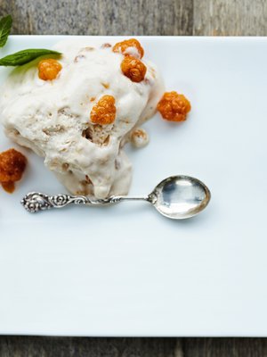 Jäädykkeeseen kätketyt kermakaramellit ovat kiva yllätys.