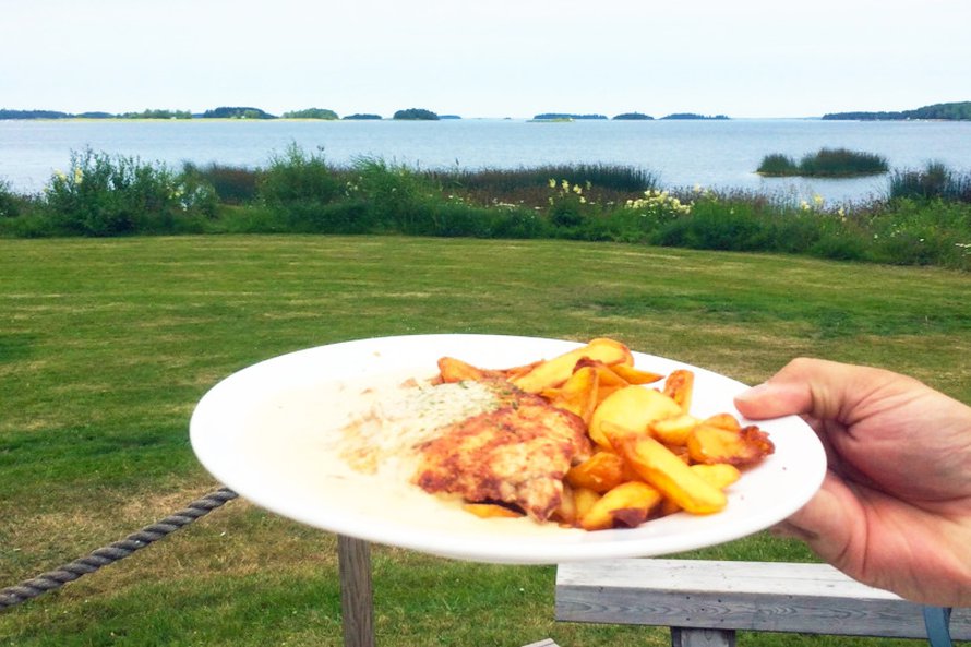 Ensimm&auml;inen pys&auml;hdys oli Tesses Cafe meren tuntumassa Mustasaaressa.Leike maistui. 