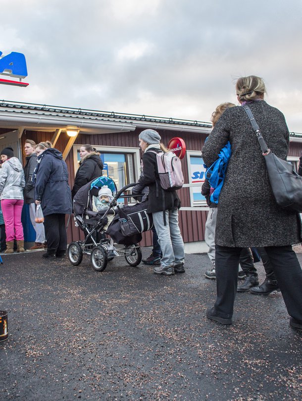 Tässä kuvassa Espoon Suurpellon asukkaan jonottavat uuteen ruokakauppaan.