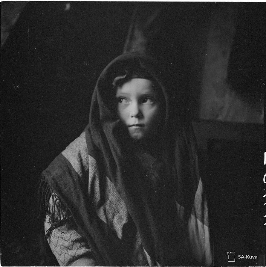 Pieni tyttö Paateneesta. Paatene 1942.
