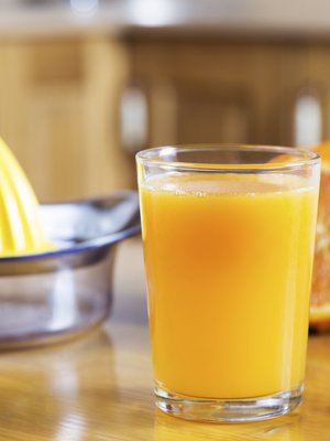 Jos verensokeri laskee liian matalaksi, on hyvä nauttia lasi sokeripitoista mehua ensi hätään.