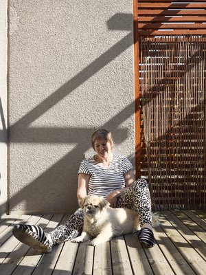 – Kustu-koira on tärkeä perheenjäsen ja kuin nalle, jonka otan viereeni yöksi, Gitta Oksanen sanoo.