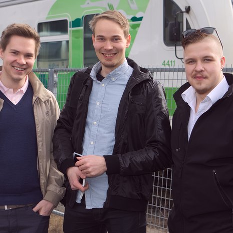 Matkakeisari.fi-sivuston kehittäjät Petteri Aho, Jari Laari ja Sami-Pekka Muttonen. Kuvasta puuttuu Markus Laukkanen.