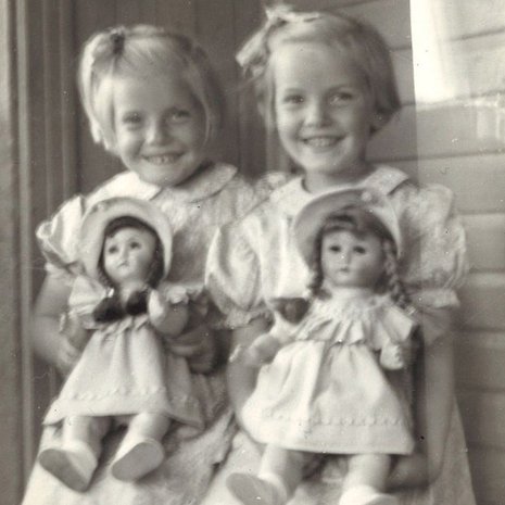 Sirpa Vihanta ja Seija-sisko vuonna 1954 enon tuomat nuket syleissään. – Minä olen kuvassa neljä ja siskoni Seija viisi. Meillä on vain vuosi ja 5 kuukautta ikäeroa ja meitä luultiin usein kaksosiksi. 