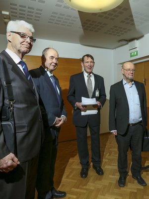 Eutanasia-kansalaisaloitteen luovuttajat, entiset kansanedustajat Henrik Lax, Iiro Viinanen, Esko Seppänen, Osmo Soininvaara ja Ilkka Taipale. 