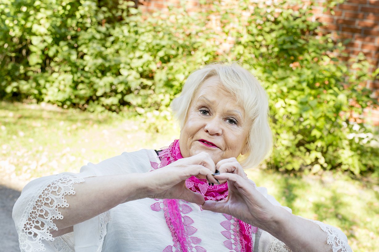 Sirpa Vaaranmaa syntyi Valkeakoskella vuonna 1951. Hän asuu Helsingissä. Sirpa on ammatiltaan fysioterapeutti, mutta hän on ollut työkyvyttömyyseläkkeellä 32 vuotta. Sirpa harrastaa musiikkia, urheilua, nettiä, keskusteluita ja ihmisten kohtaamista.