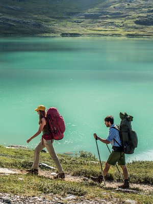 Helteisen päivän päätteeksi reippaimmat kävelijät pulahtivat hyiseen järveen.