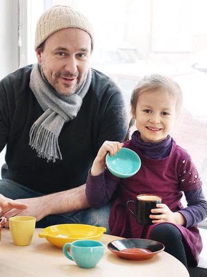 Osa Lybeckin keramiikasta on Steffan perheessä säännöllisessä käytössä. Kohta viisivuotias Clara pitää Lybeckin keramiikan heleistä väreistä. Hänen isänsä Pablo Steffa jatkaa kokoelman kartuttamista.