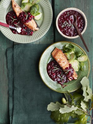 Puolukkakastike  sopii niin kalan, lihan,  riistan kuin paistetun tofun seuraksi.