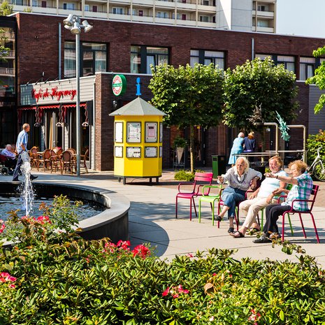Hogeweyn dementiakylässä ovet ovat auki. Juhlapäivinä järjestetään ulkoilmatilaisuuksia.