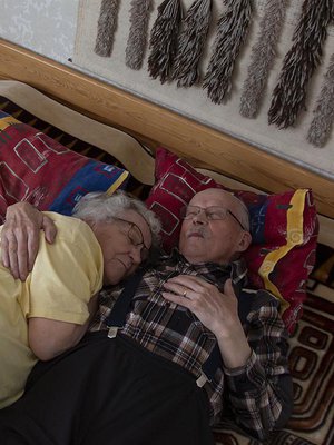 Yksin ei uni tule, tietää Kauko Kovalainen kokemuksesta. – Maija kuuluu omalle paikalleen, aina oikeassa kainalossa.