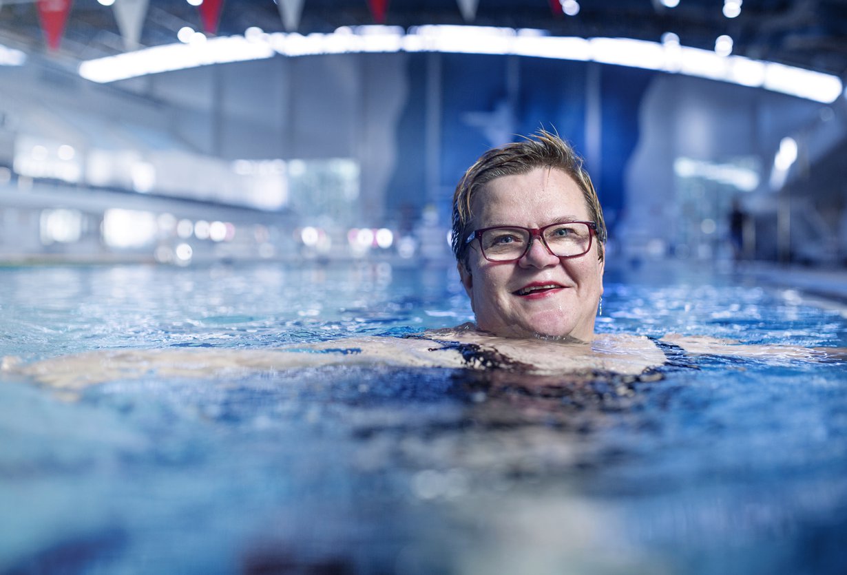 ”Vaikka menisin altaaseen kuinka väsyneenä, nousen sieltä aina virkeänä”, Pike Epstein sanoo.