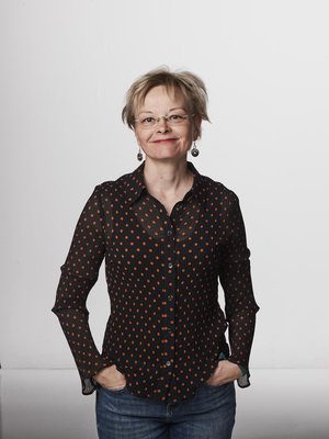 Outi Alanko on järvenpääläinen tietokirjailija ja Suomen ja Pohjoismaiden historian dosentti Helsingin ­yliopistossa. Hän on suuri hiljaisuuden ystävä. ”Kaikista ei ole miellyttävää jäädä yksin omien ajatustensa kanssa, mutta minusta se on ihanaa.”