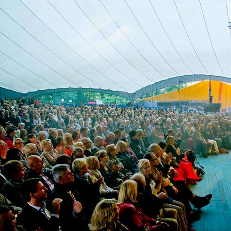 Helsingin juhlaviikkojen Huvila-teltta täyttyi viime kesänä.