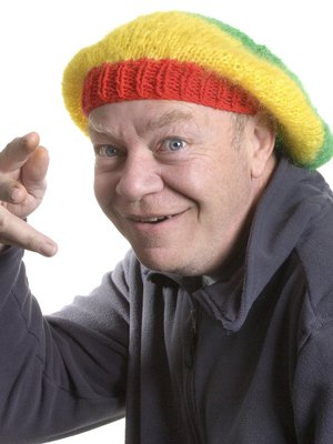 Hauska käsityöhattu voi olla tehty vauvalle, teinille, aikuiselle tai vanhukselle. Mistä tahansa materiaalista ja millä tahansa tekniikalla.