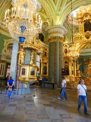 Kirkon barokkisisustus on upea. 