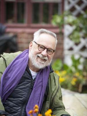 – En ollut eroni jälkeen lainkaan sinut itseni kanssa. Olin vuosikaudet sitkeässä myöhäisuhmaiässä, Raimo sanoo.