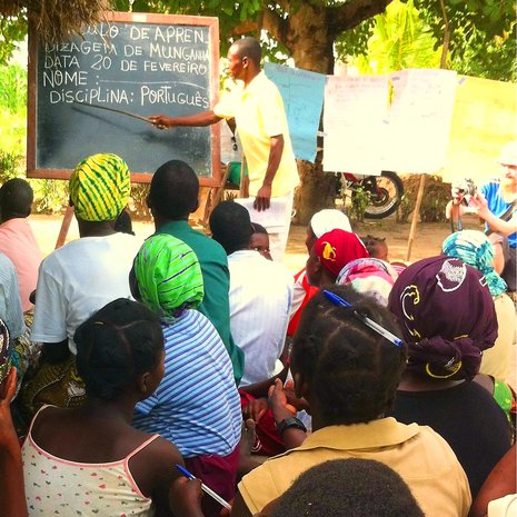 Mosambikilaisessa kylässä aikuiset opiskelevat innokkaasti lukemaan.