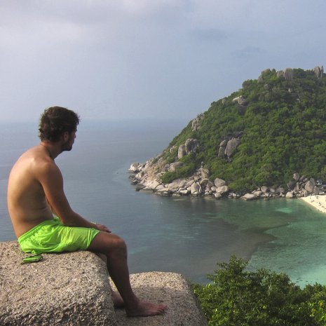 Nang Yuanin kolmen saaren kokonaisuus on elämys: valkoista hiekkaa, kirkasta vettä, värikkäitä kaloja ja pyöreitä kivenjärkäleitä.