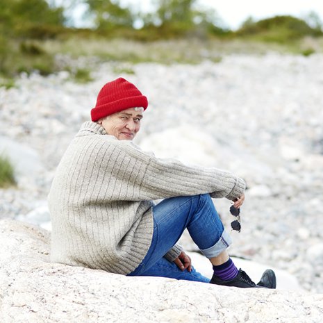 Pirkko Saisio on Metsähallituksen kansallispuistokummi ja tämä kuva on otettu Isokarin majakkasaarella, joka kuuluu Selkämeren kansallispuistoon. Kummit vievät luonnossa  liikkumisen sanomaa eteenpäin. 