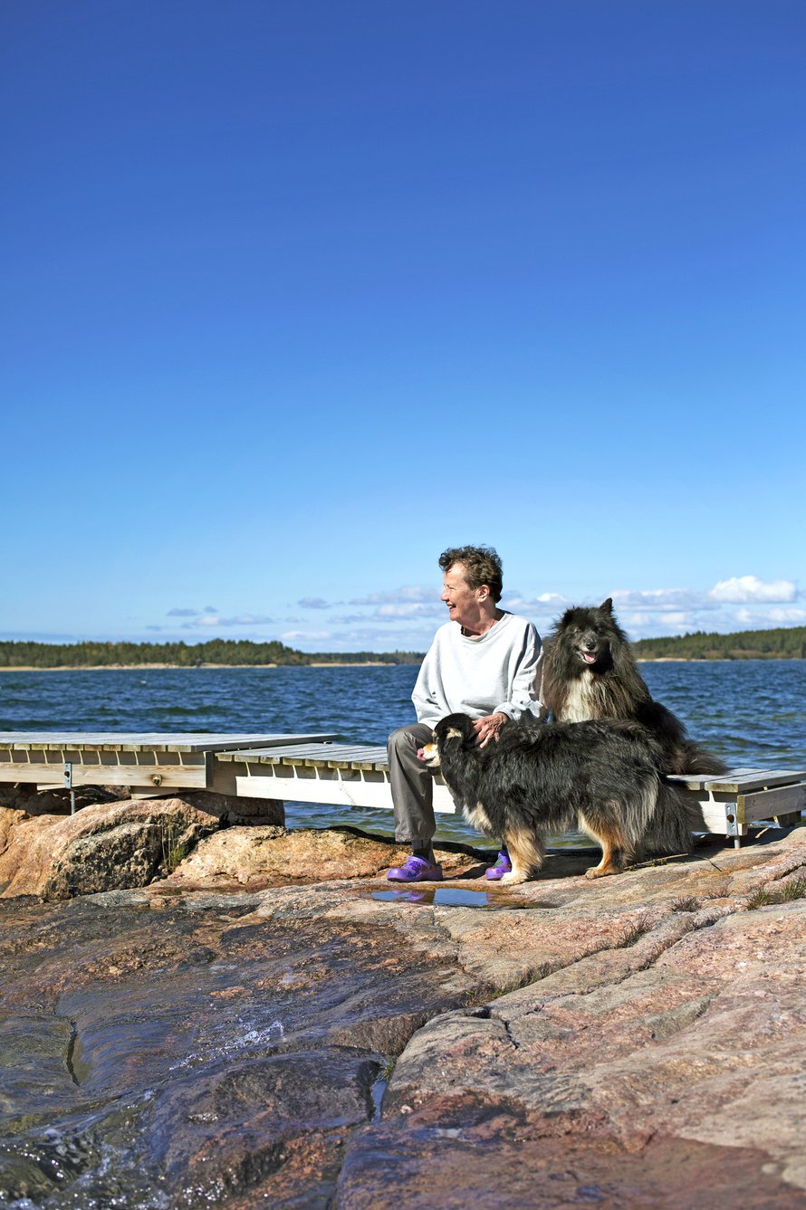 Taru Arho voi erityisen hyvin Houtskarissa. Seurana suomenlapinkoirat Siiri ja Lyyti.