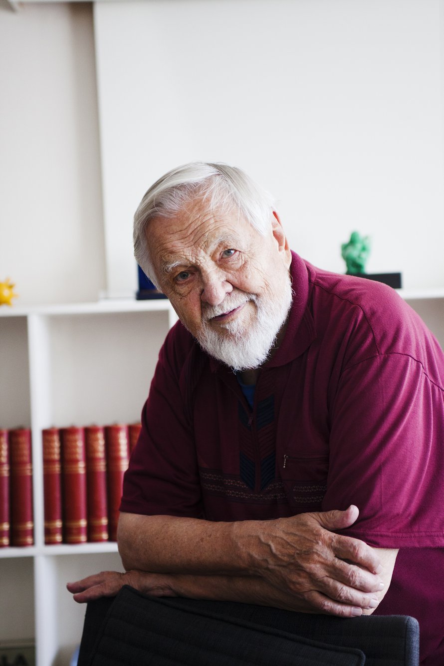 Antti Eskola oli Tampereen yliopiston sosiaalipsykologian professori reilut 30 vuotta. Hänen uusin teoksensa ”Vanhuus - helpottava, huolestuttava, kiinnostava” ilmestyi juuri.