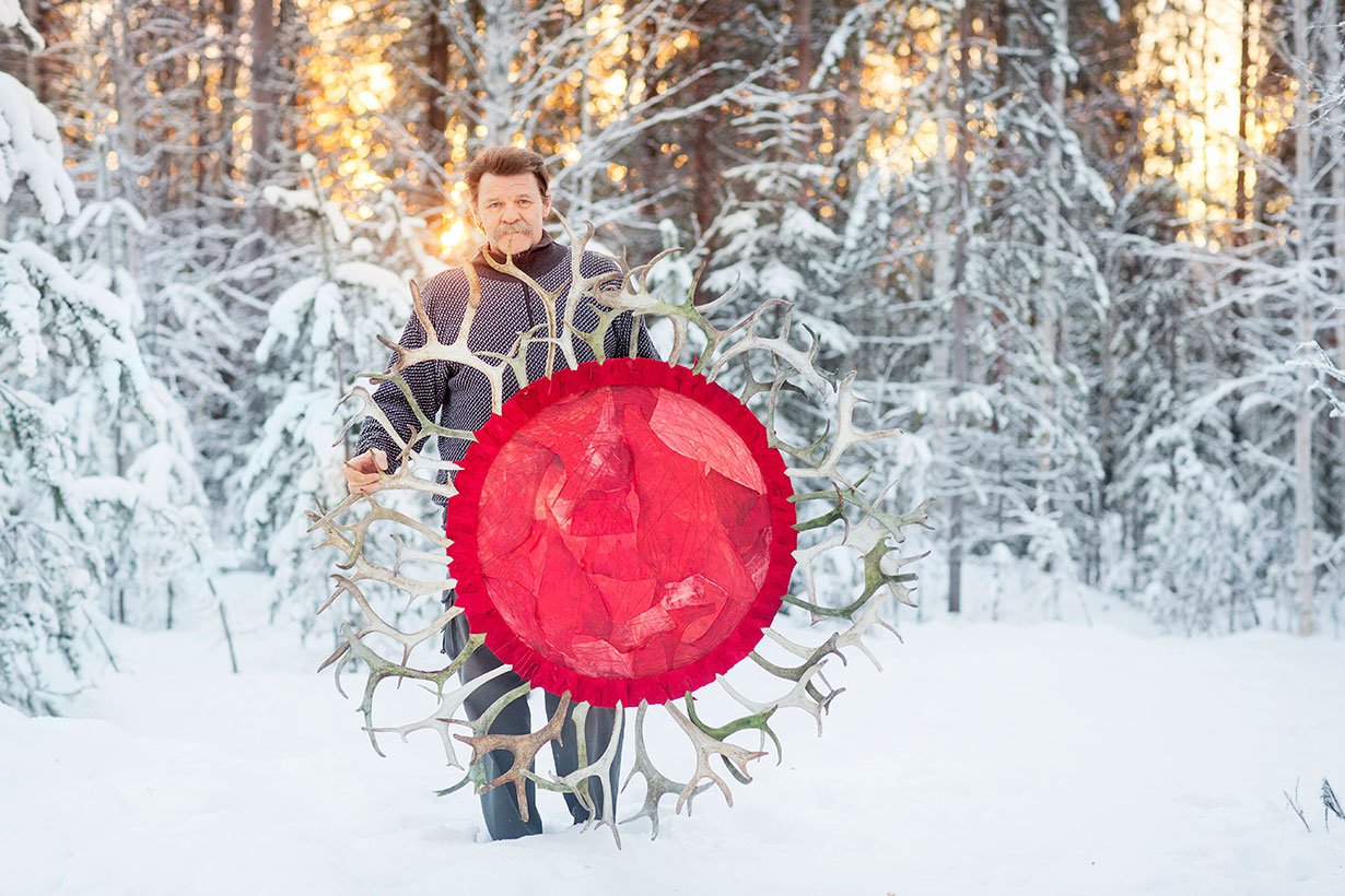 Ari Kangasniemen poronnahasta ja sarvista tehty tilataideteos Aurinko-jumala sijaitsee rovaniemeläisessä Wakkanai sushi -ravintolassa. Arin valaisimia on myös helsinkiläisessä Saaga-ravintolossa Bulevardilla.