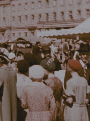 Kalakauppaa Helsingin Kauppatorilla vuonna 1936. Stillkuva filmistä Helsingfors, Finland 1936 / Museoviraston Kuvakokoelmat