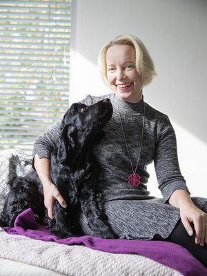 – Lurppa sai minut liikkeelle silloinkin, kun en olisi jaksanut. Öisin se käperyi kaljua päälakeani vasten, muistelee Riikka Näkki.