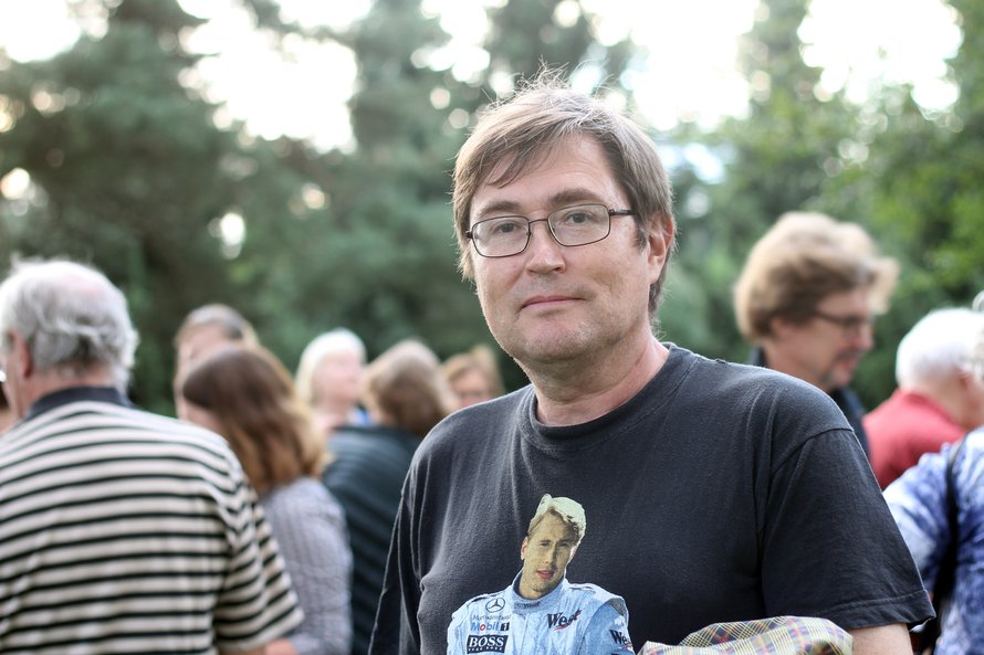 "Nämä haudathan ovat tavallaan kulttuurimuistomerkkejä", pohtii Klaus Krokfors.
