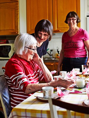 Hyvät kahvit kuuluvat itseoikeutetusti Alli Majapuron ja hänen turvarinkinsä päiväohjelmaan. Seurana miniä Irmeli ja tytär Pirkko.