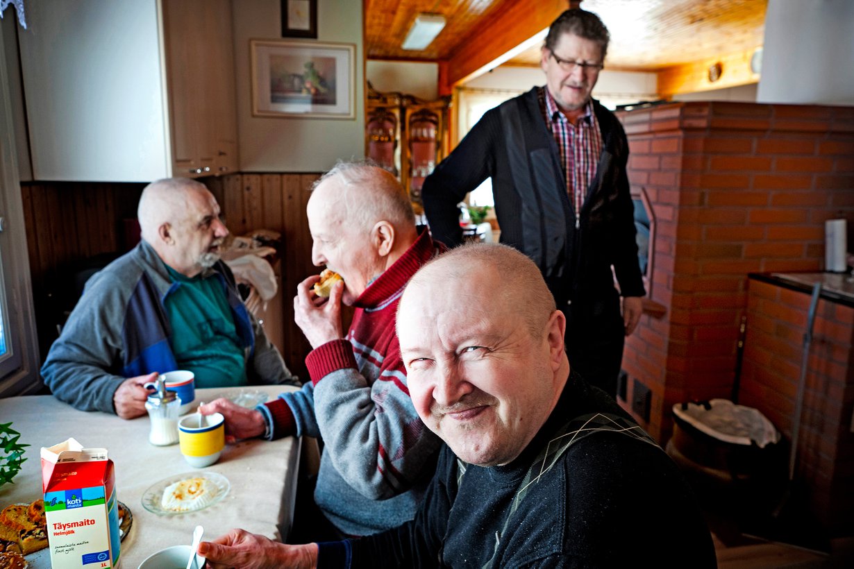 Keijo ja Keijon pojat. Päiväkahvi kokoaa Einon (vas.), Antin ja Karin yhteen tasan kello kaksi.