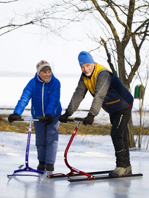 Kilpeläisen pariskunta on lajin kuumaa kärkeä, sillä kumpikin voitti oman sarjansa toissa vuoden potkukelkkakisoissa. 