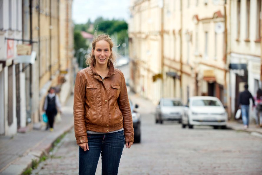 Ven&auml;j&auml;ll&auml; on tosi helppo toimia, jos on pienikin kontakti. Olin Pietarissa opastetulla &rdquo;salatut sis&auml;pihat&rdquo; -k&auml;velykierroksella, joita saa varata sputnik8.com-sivustolta. Kysyin oppaaltani Margaritalta, tiet&auml;isik&ouml; h&auml;n Viipurissa kierroksia j&auml;rjest&auml;v&auml;&auml;. Pian sain Aleksandra Petrovalta viestin.T&auml;ss&auml; Aleksandra Krepostnaja ulitsalla (entinen Linnakatu), josta Aleksandran is&auml; osti asunnon vuonna 2005. Silloin 41-neli&ouml;inen asunto maksoi 40 000 euroa. Nyt sen arvo remontoituna on 65 000 euroa.