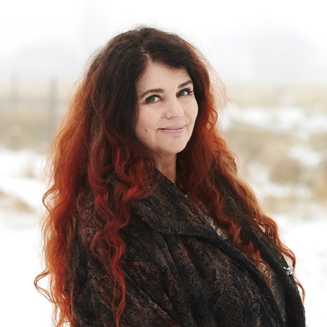 Riitta Väisänen asuu tyttärensä kanssa Orimattilassa. Hänen toinen kotinsa on puolison luona Ylöjärvellä. Riitta sai elämäntyöstään Kultainen Venla -palkinnon vuonna 2015.