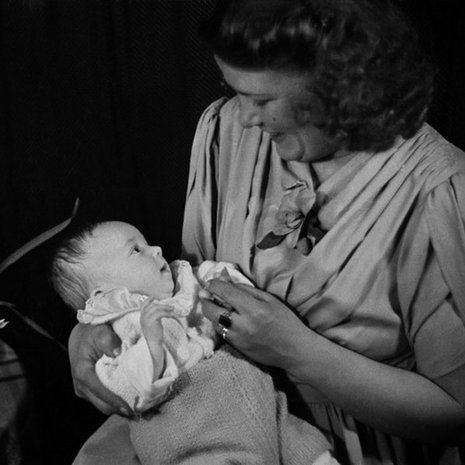 Äiti ja vauva, 1940-luku. Kuva: Väinö Kannisto / Helsingin kaupunginmuseo